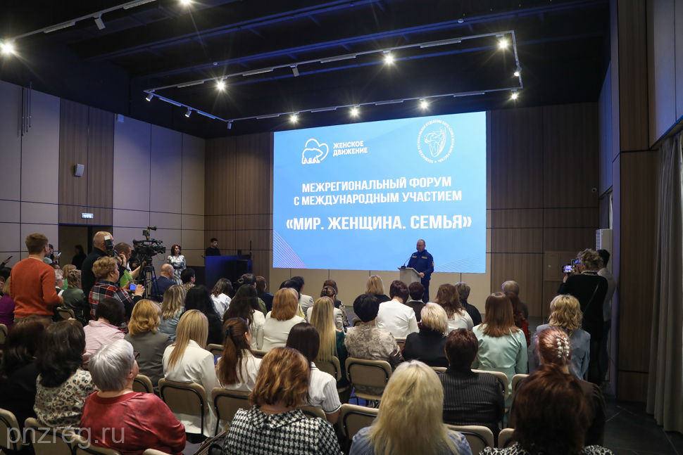 Губернатор Олег Мельниченко выступил на межрегиональном форуме «Мир. Женщина. Семья»