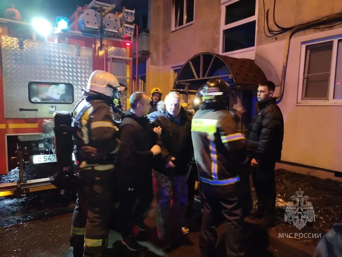 При пожаре на улице Островского в Пензе спасены 10 человек, один погиб