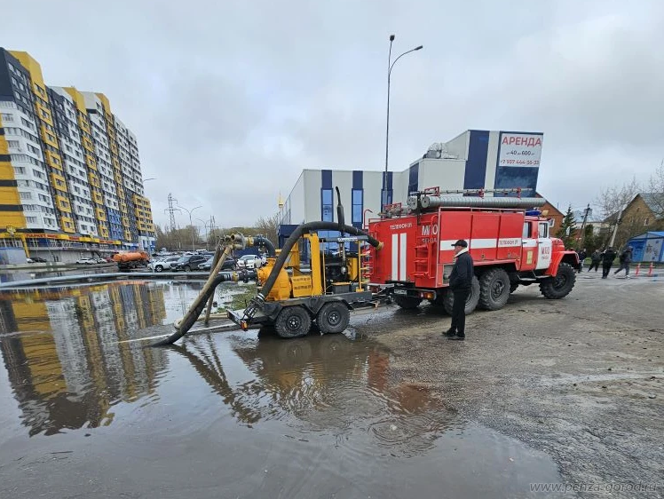 В Пензе откачивают воду с дороги в районе ТЦ «Лемана Про»