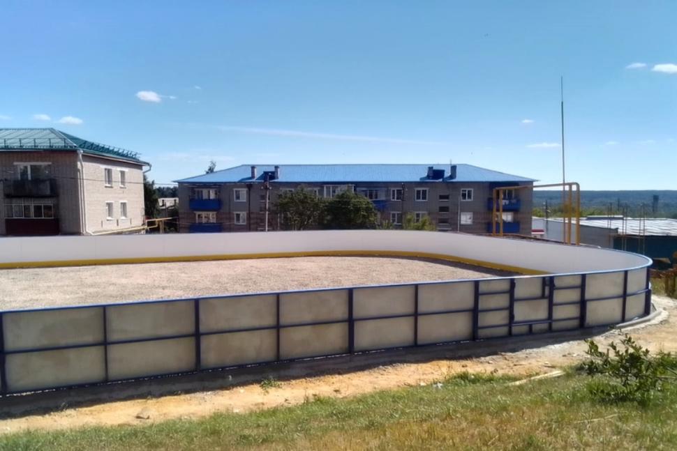 В Чаадаевке продолжается обустройство хоккейной площадки