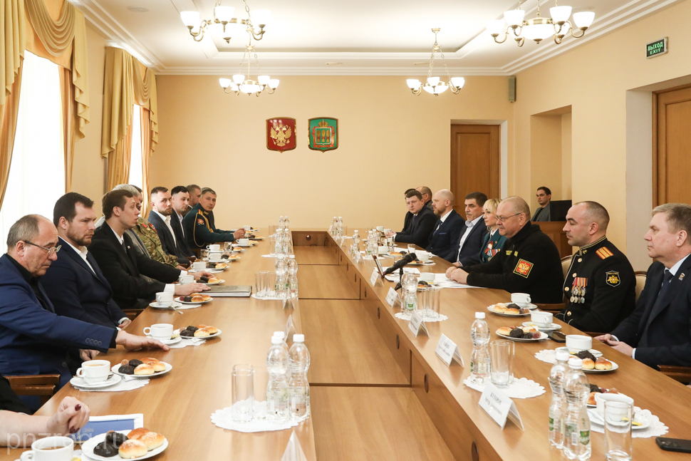 Губернатор Олег Мельниченко встретился с финалистами проекта «Герои Пензенского края»