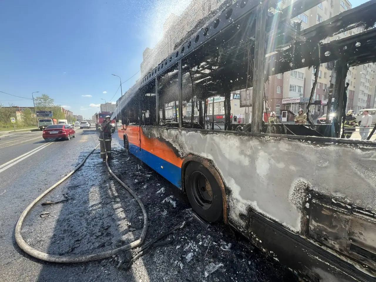 На улице Антонова в Пензе сгорел автобус