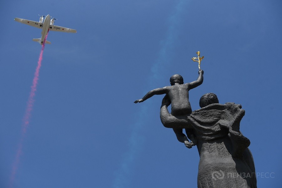 В небе на Пензой в День Победы  прошли демонстрационные полеты самолетов