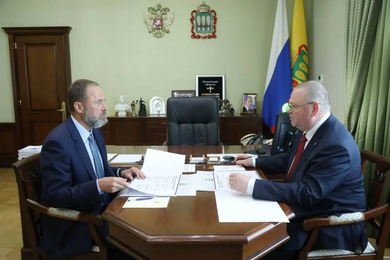 Губернатор Олег Мельниченко поздравил полпреда Игоря Комарова с днем рождения