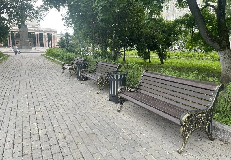 В скверы Пензы вернулись скамейки и урны