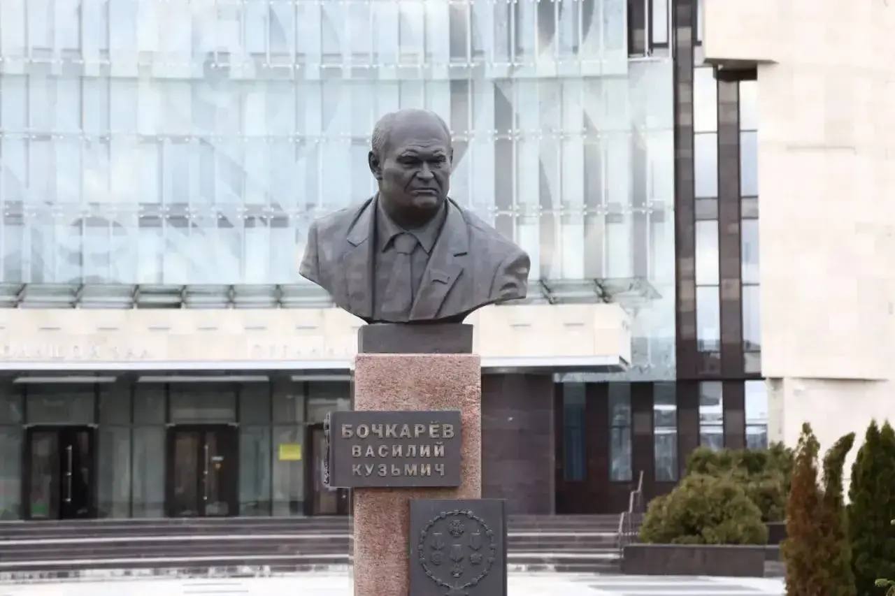 Губернатор Олег Мельниченко почтил память экс-главы Пензенской области Василия Бочкарева