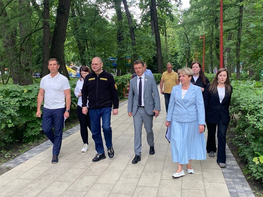 Губернатор Олег Мельниченко проверил ход работ по благоустройству в парке им. Белинского