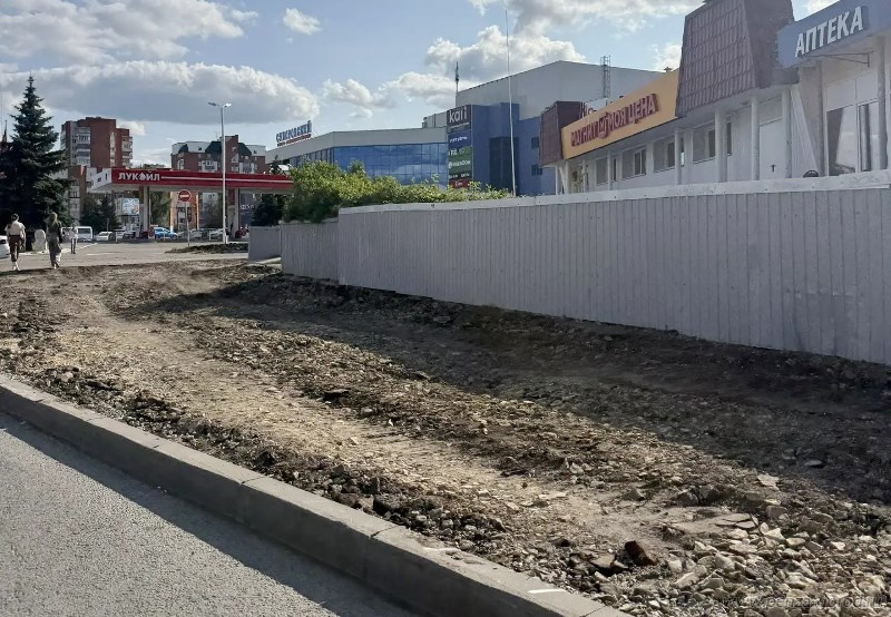 На улице Коммунистической в Пензе начали перекладывать асфальт на тротуаре