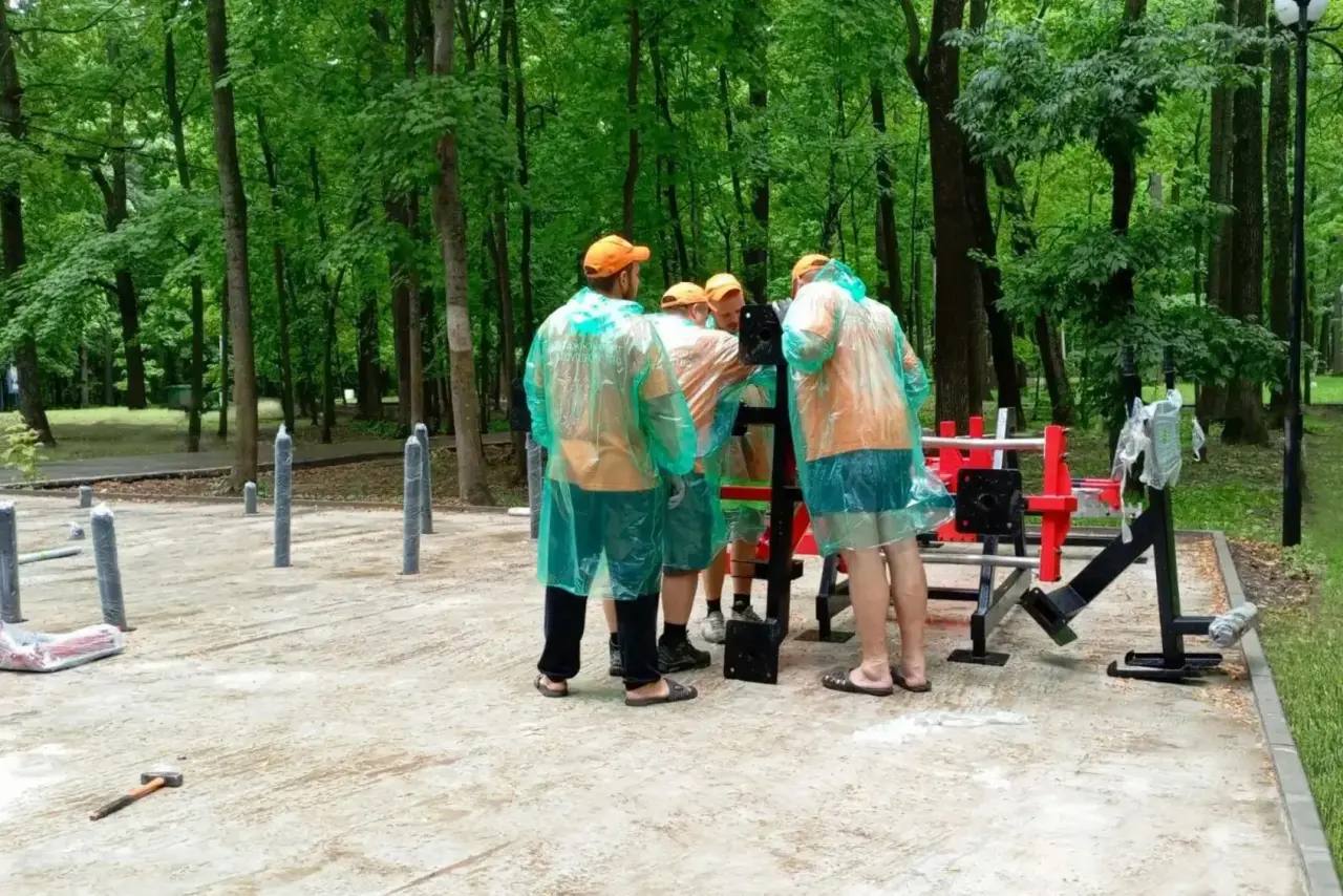 На Олимпийской аллее в Пензе монтируют оборудование площадки ГТО