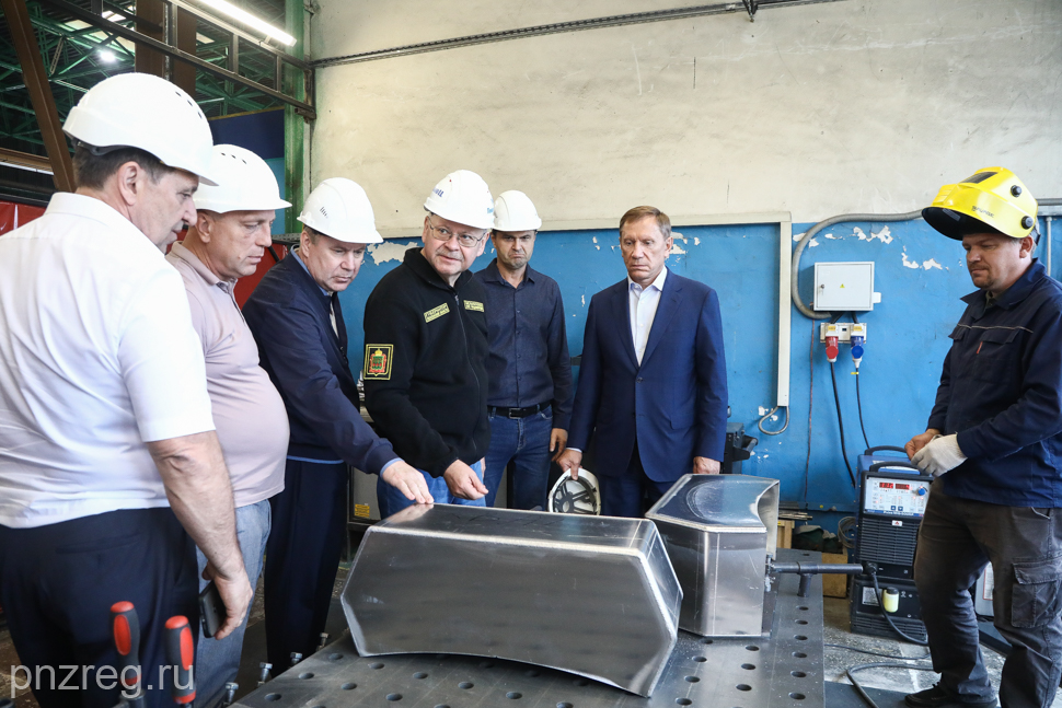 Пензенскому губернатору представили нового робота на Грабовском автозаводе