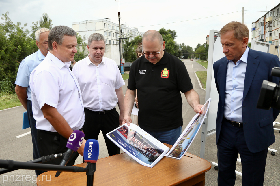 Олег Мельниченко посетил кондитерскую фабрику, парк и школу в Сердобске