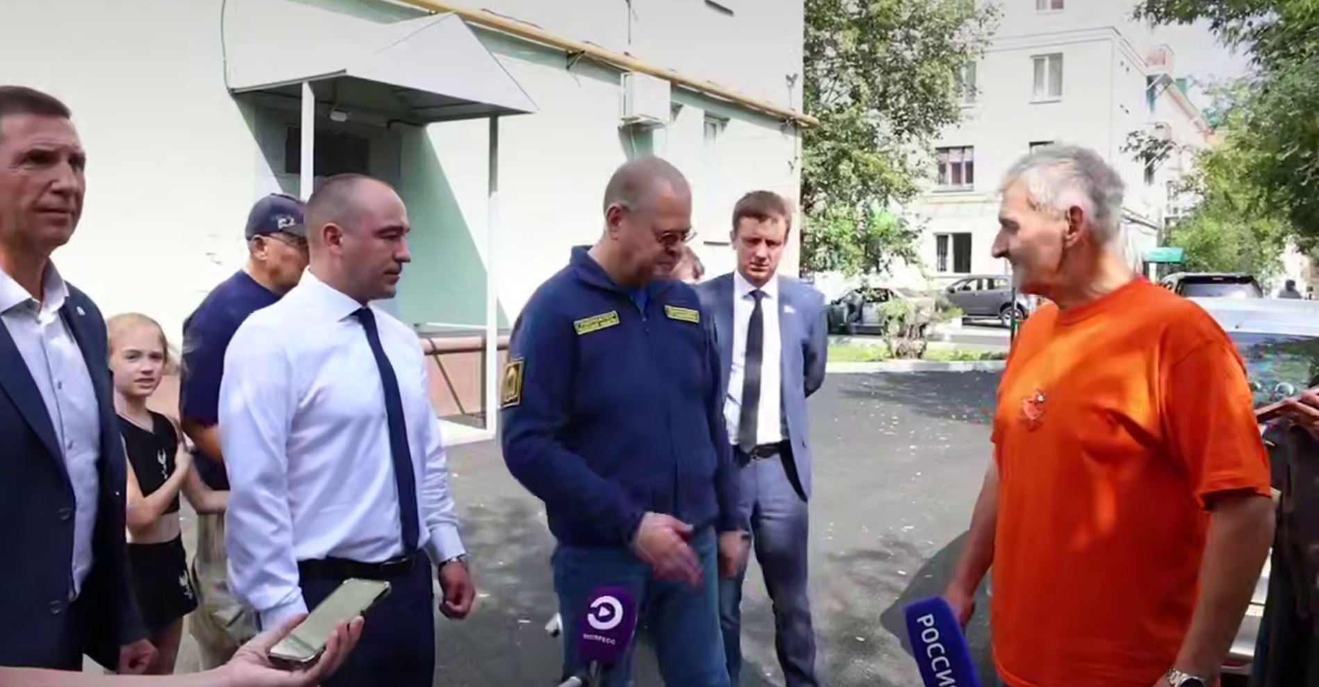 Пензенский губернатор встретился с жителями благоустроенного двора на улице Кирова