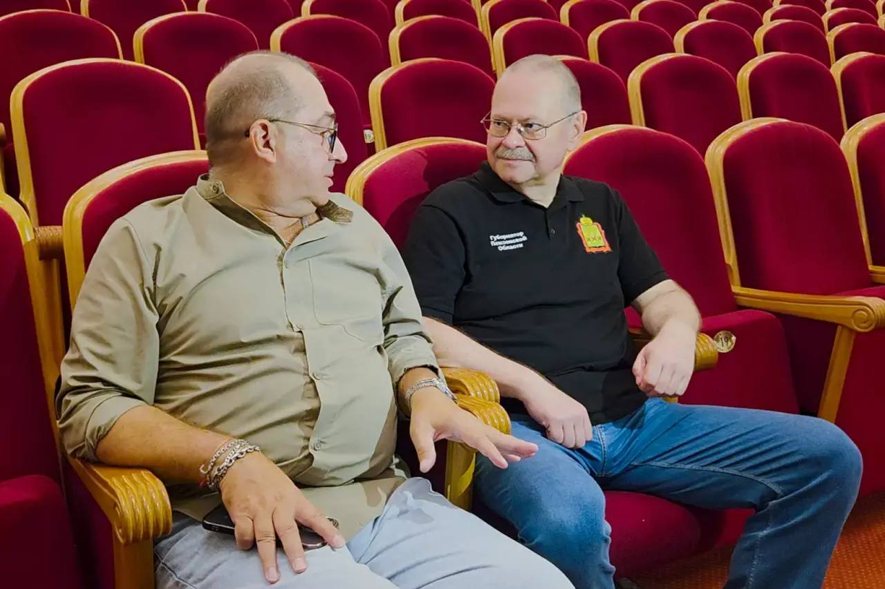 Губернатор Олег Мельниченко поздравил худрука областного драмтеатра Сергея Казакова с юбилеем