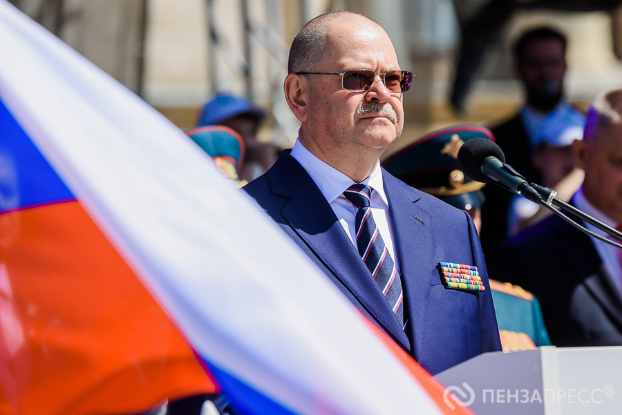 Губернатор Олег Мельниченко поздравил пензенцев с Днем Государственного флага РФ