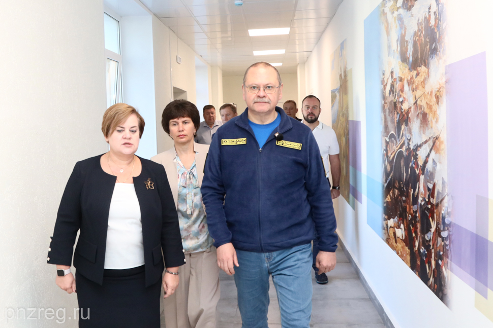 Губернатор Олег Мельниченко осмотрел школу, амбулаторию и предприятие в Бессоновском районе