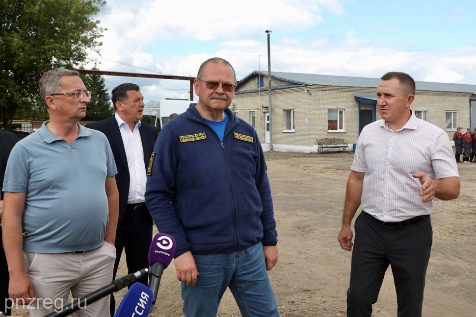 Губернатор Олег Мельниченко осмотрел ДШИ, ДЮСШ и предприятие в Сосновоборском районе