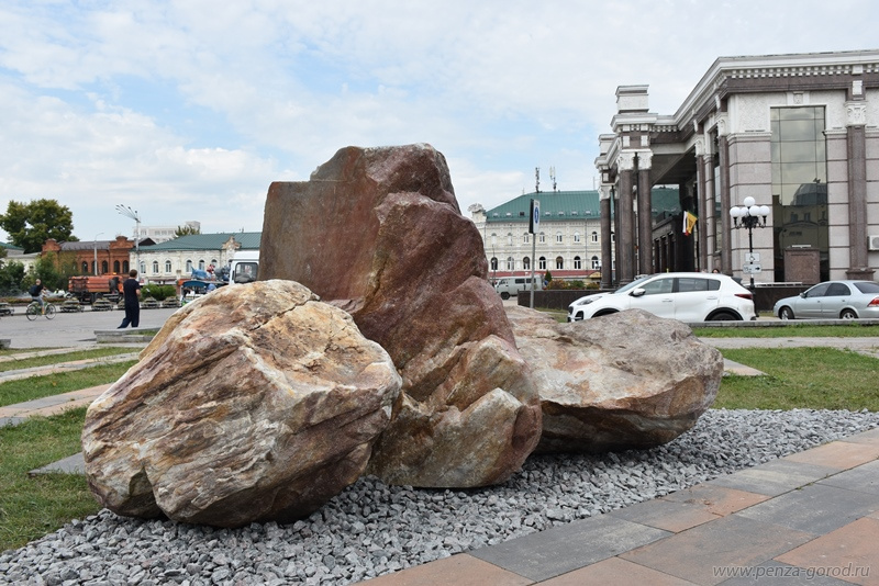 У областного драматического театра в Пензе установили «Камни солнца и любви»