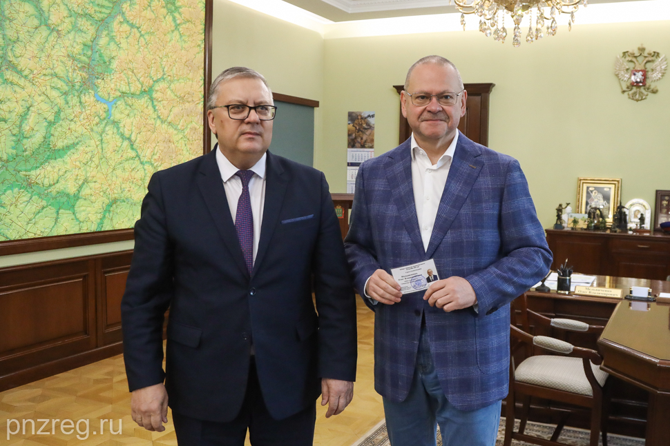 Олегу Мельниченко вручено удостоверение губернатора Пензенской области