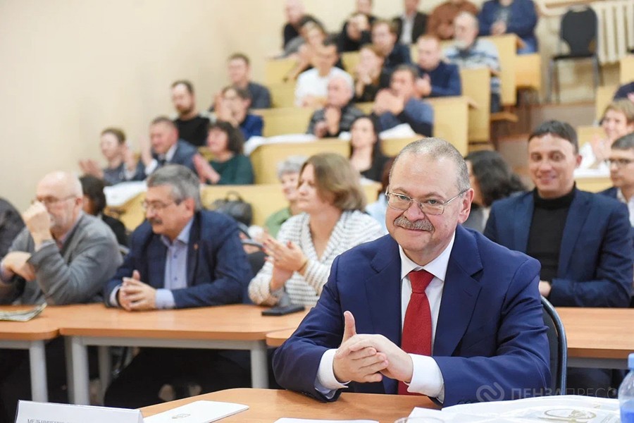Губернатор Олег Мельниченко поздравил археологическое студенческое общество с 40-летием
