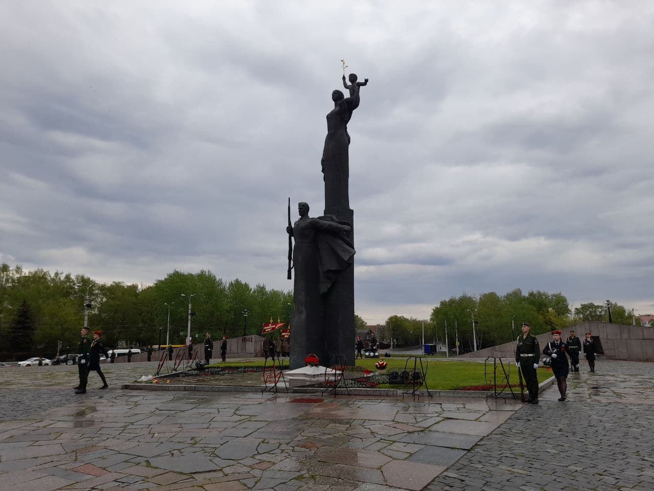 Монумент воинской и трудовой славы в пензе. Памятник Победы Пенза. Памятник Победы Пенза фото. Памятник Победы Пенза рисунок. Юбилейная площадь Пенза.