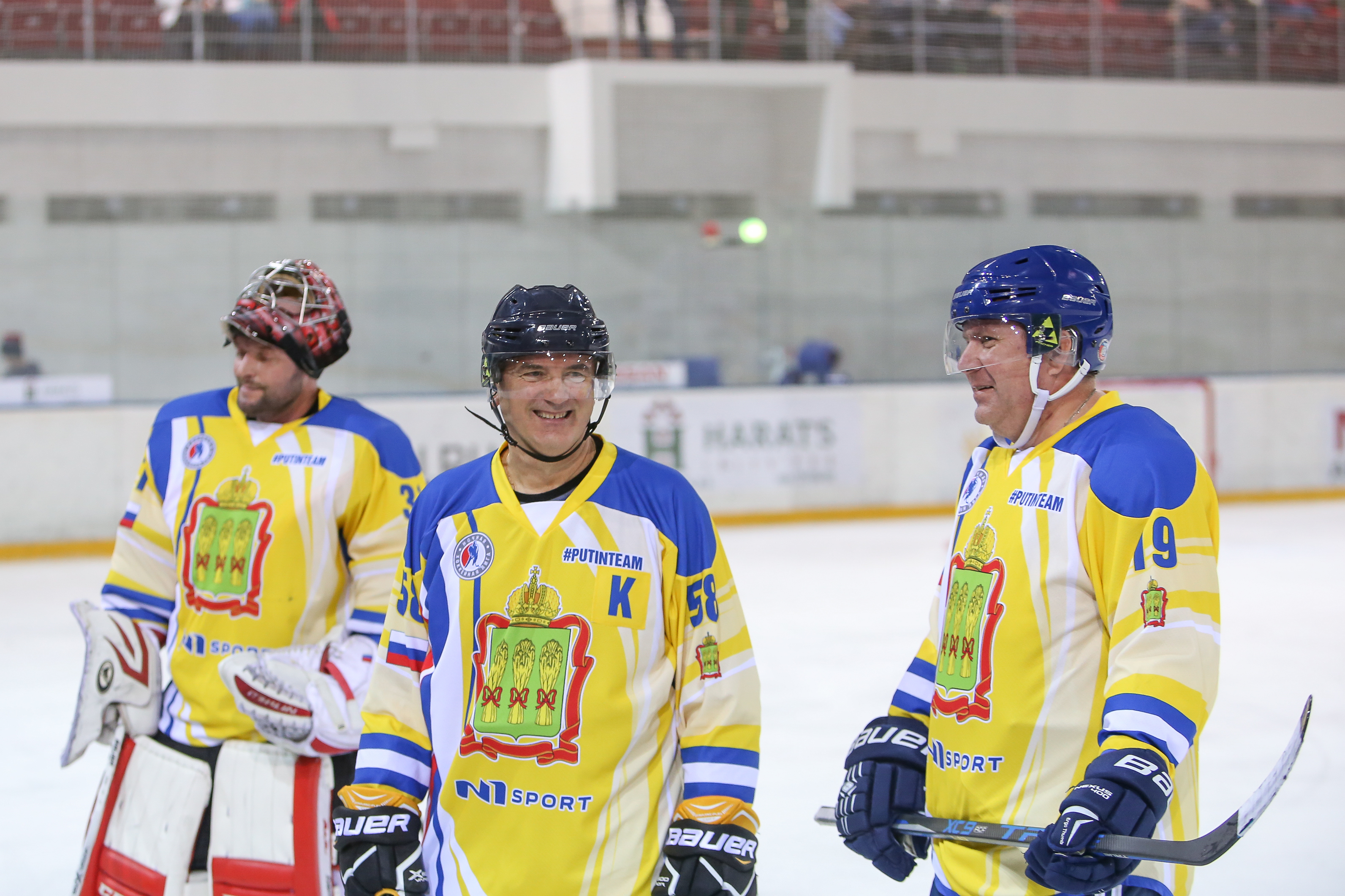 Товарищеский хоккейный матч между командами Пензенской области и сборной артистов «КомАр»