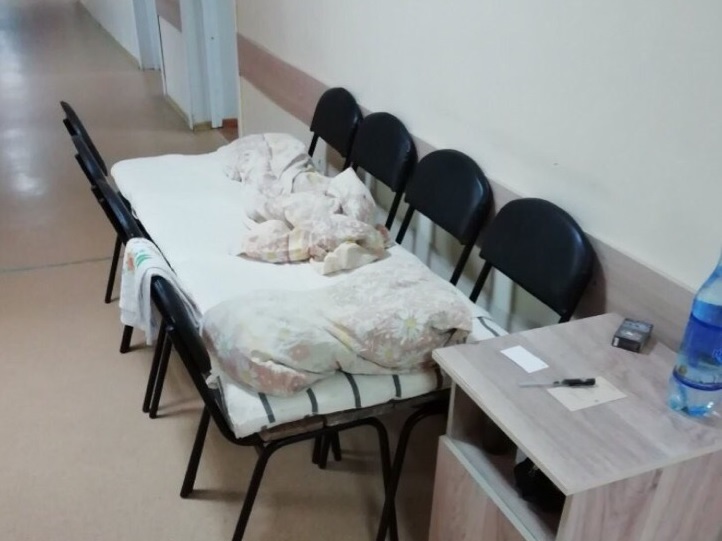 Пациенты кузнецкой больницы вынуждены спать на стульях?