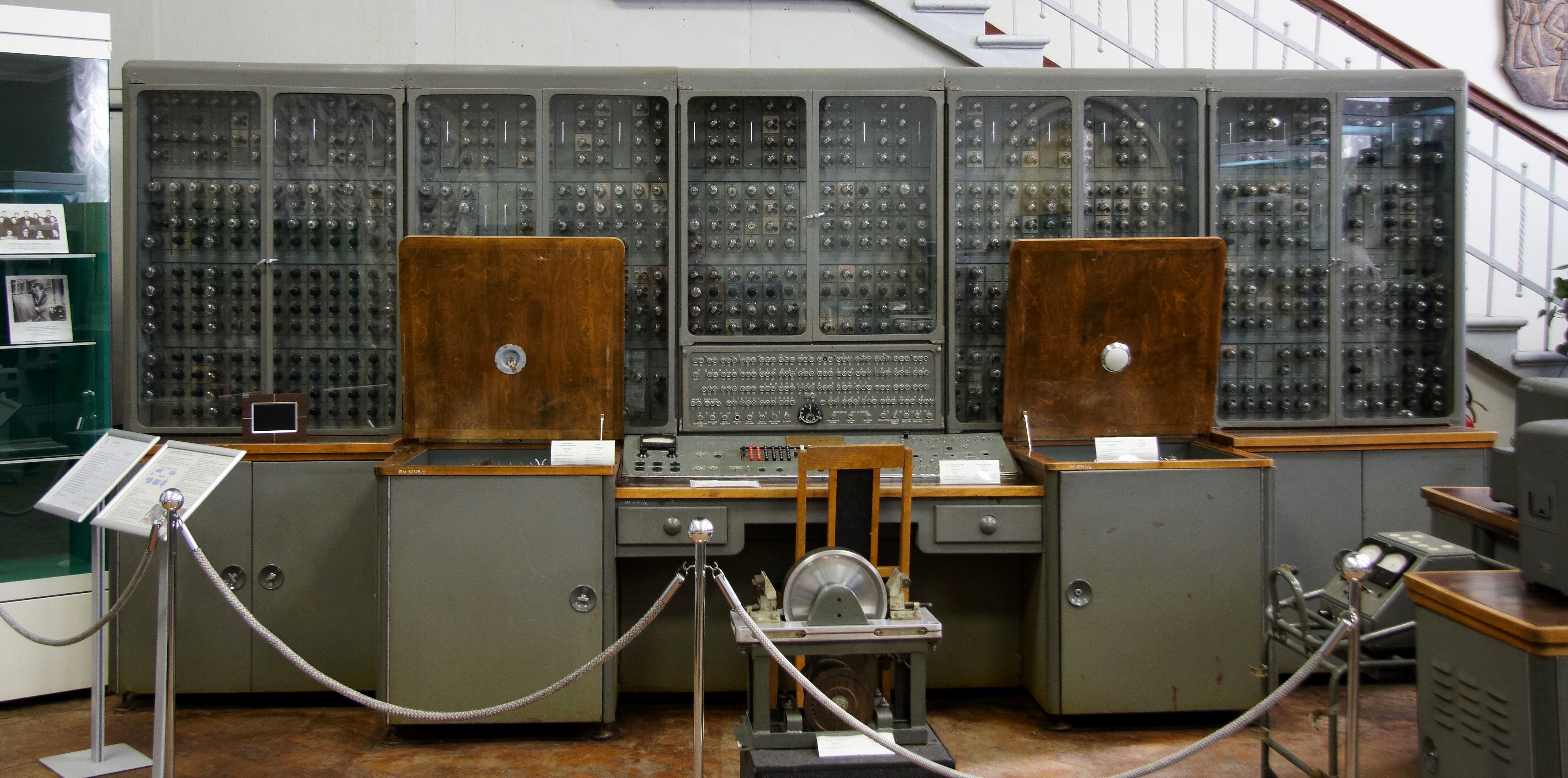 Первая электронно вычислительная машина была создана. ЭВМ стрела Урал-1. ЭВМ первого поколения «Урал-2». Урал 16 ЭВМ. ЭВМ “Урал-1” Рамеев.