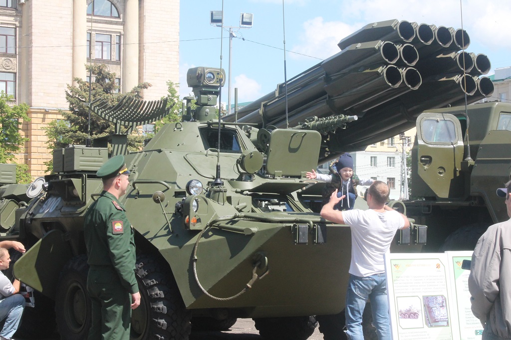 Выставка вооружения и военной техники на площади Ленина