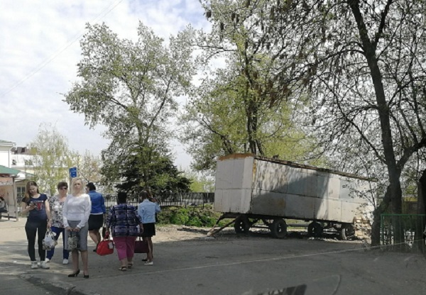 Читатели пишут: Подозрительный вагончик возле памятника Первопоселенцу будоражит воображение туристов о городе