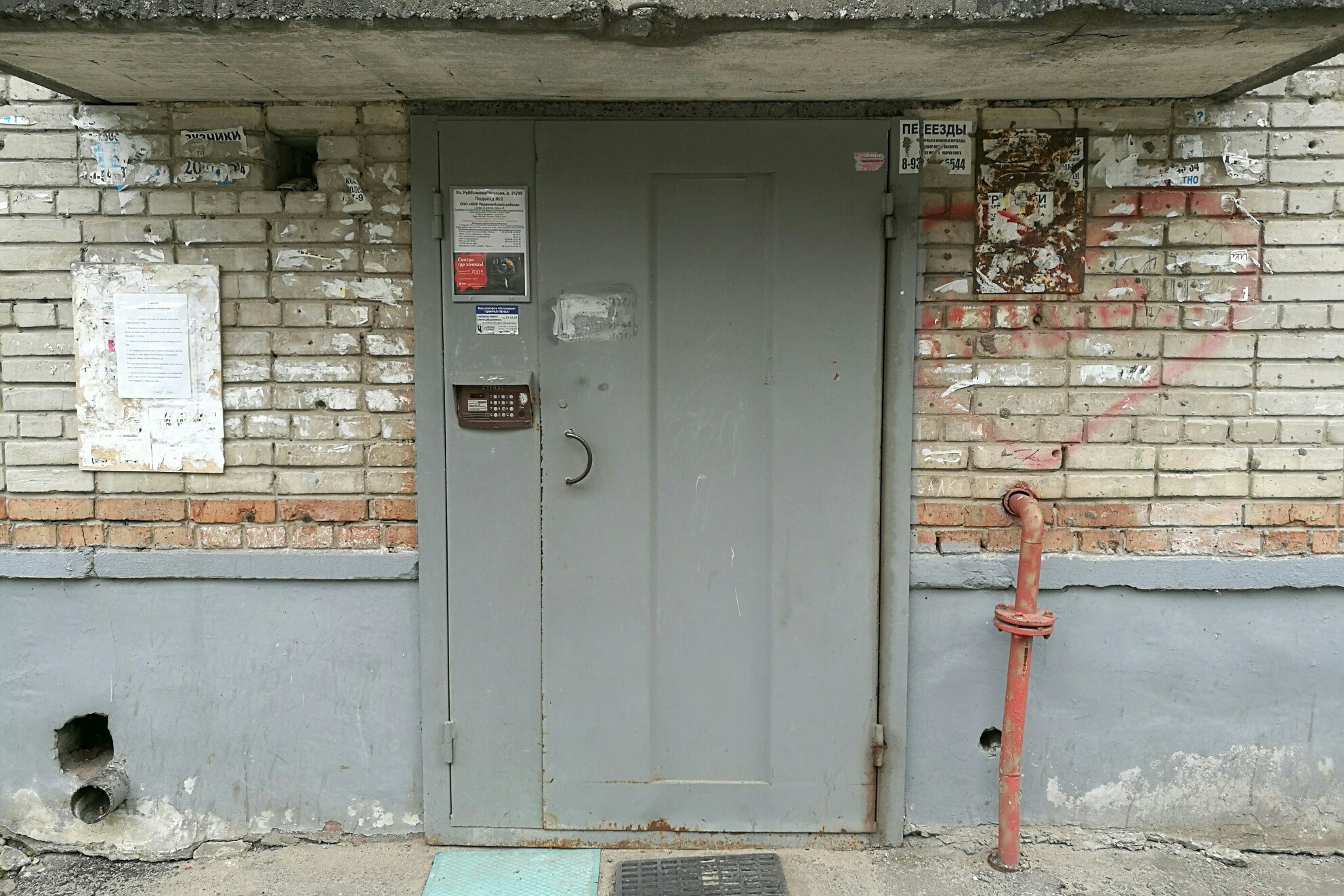 Читатели пишут: серые двери домофонов портят вид жилых домов