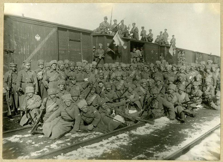 Бойцы 5-го полка Чехословацкого корпуса на вокзале Пенза-III. Май 1918 года