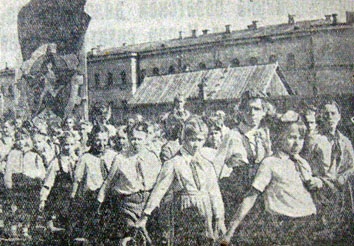 Парад пионеров на стадионе «Большевик». Фото В. Косова («Сталинское знамя» от 28 сентября 1947 г.)