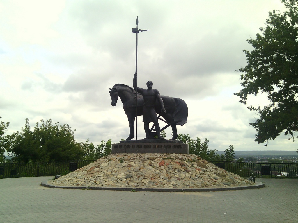 Памятник «Первопоселенец»