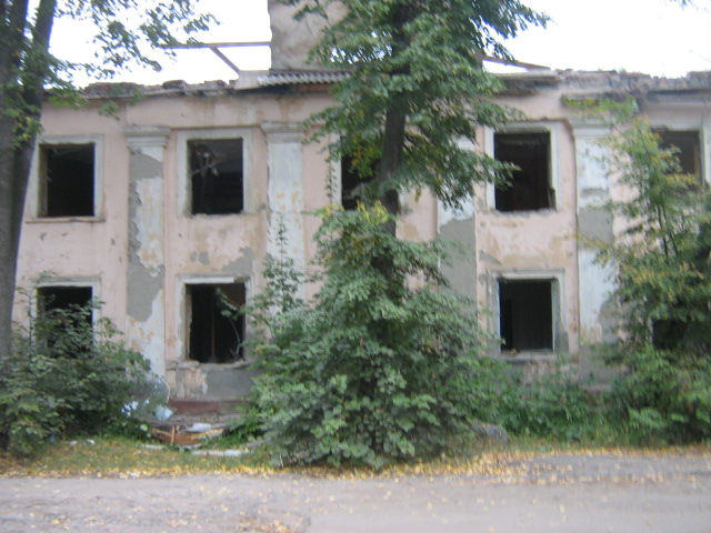 Развалины расселенного жилого дома №21