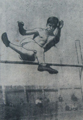 Рекордный прыжок представителя ДСО «Зенит» Гуляева. Фото К. Николаева («Рабочая Пенза» от 20 мая 1937 г.)