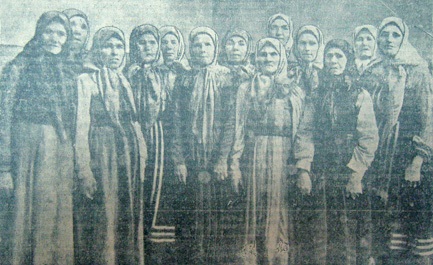 Хор колхозниц села Чирково Лунинского района, занявший одно из первых мест на смотре. Фото Н. Павлова («Сталинское знамя» от 30 ноября 1947 г.) Хор колхозниц села Чирково Лунинского района, занявший одно из первых мест на смотре. Фото Н. Павлова («Сталинское знамя» от 30 ноября 1947 г.)